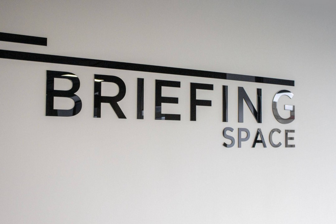 Briefing Space 10